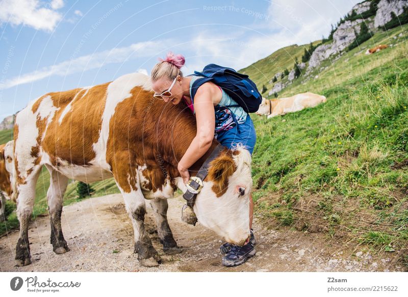 Kuhkuscheln Freizeit & Hobby Berge u. Gebirge wandern Junge Frau Jugendliche 18-30 Jahre Erwachsene Natur Landschaft Sommer Schönes Wetter Alpen Gipfel Rucksack