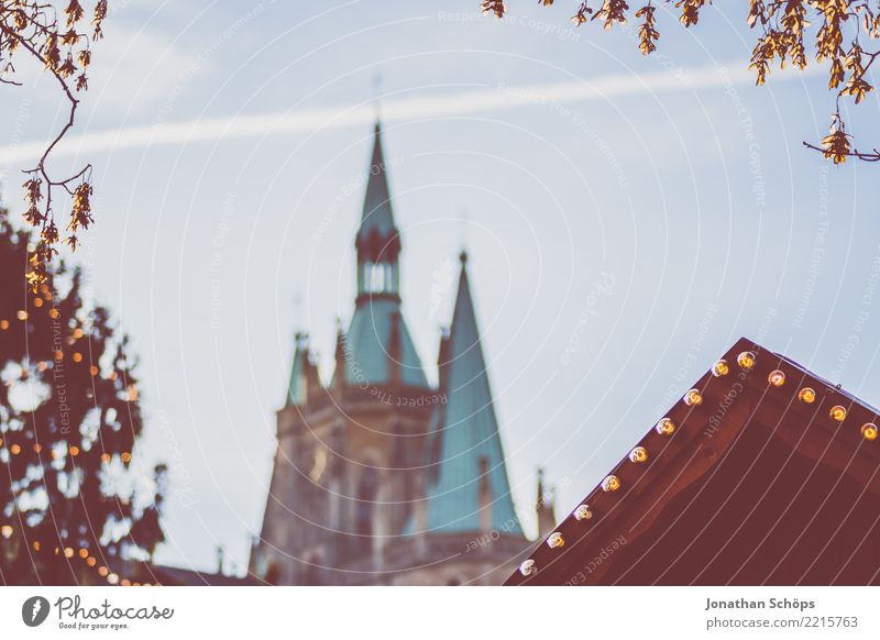 Blick auf den Erfurter Dom während des Weihnachtsmarkt II Thüringen Religion & Glaube emporragend Architektur Bauwerk Stadt Himmel Himmel (Jenseits) Kirche