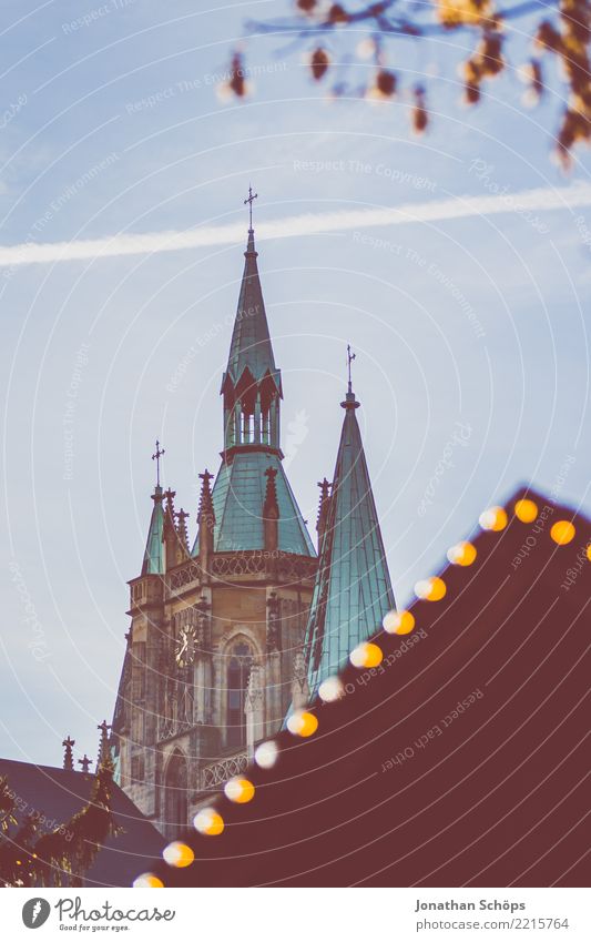 Blick auf den Erfurter Dom während des Weihnachtsmarkt I Thüringen Religion & Glaube emporragend Architektur Bauwerk Stadt Himmel Himmel (Jenseits) Kirche