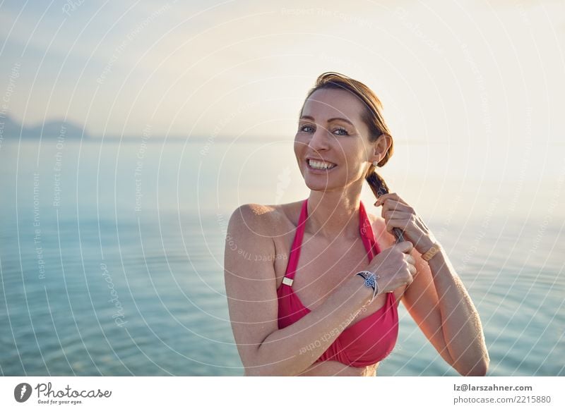 Glückliche lächelnde Frau von mittlerem Alter an der Küste schön Haut Gesicht Wellness Erholung Ferien & Urlaub & Reisen Tourismus Sommer Strand Meer Erwachsene