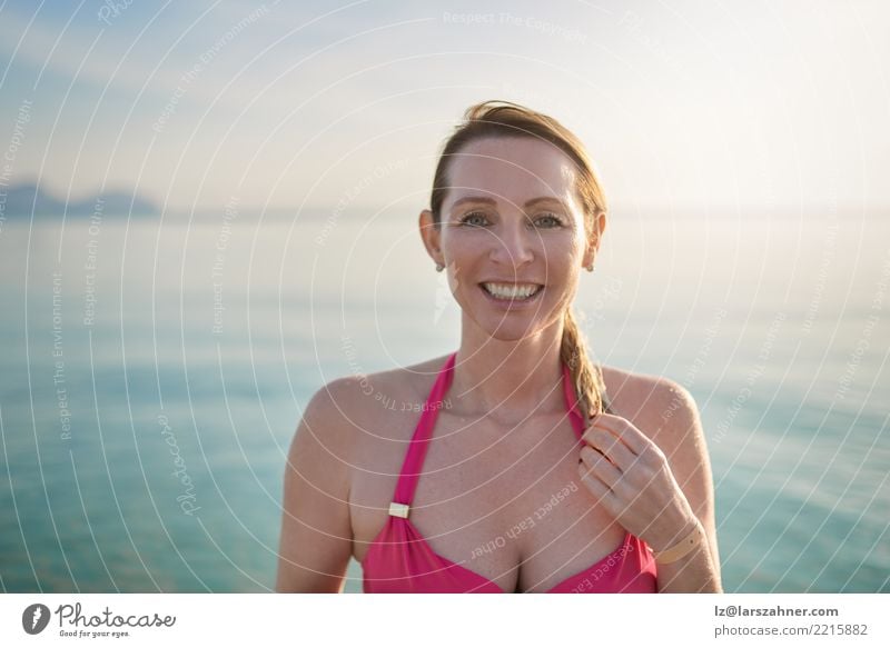 Glückliche lächelnde Frau von mittlerem Alter an der Küste schön Haut Gesicht Wellness Erholung Ferien & Urlaub & Reisen Tourismus Sommer Strand Meer Erwachsene