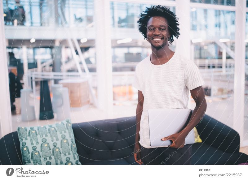 Porträt eines afroamerikanischen Erwachsenen im Büro Lifestyle Gesicht Erfolg Arbeit & Erwerbstätigkeit Business Notebook Technik & Technologie High-Tech Mann