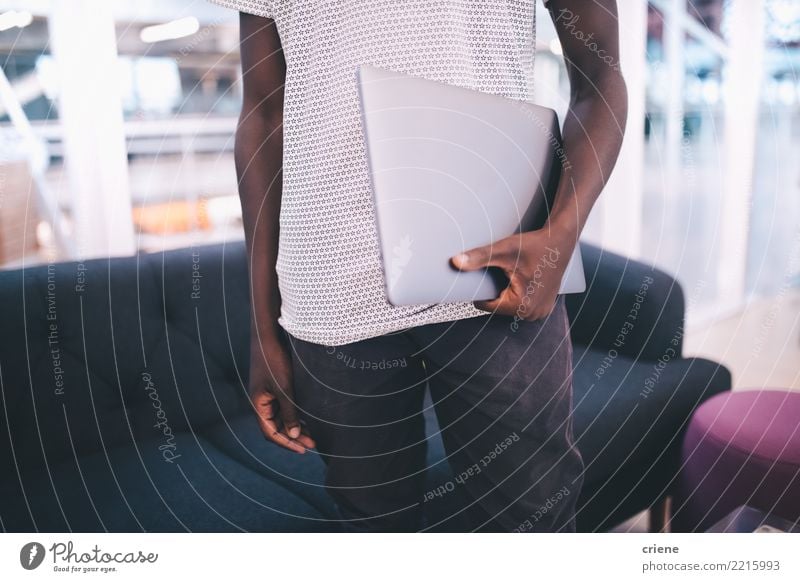 Junger Erwachsener, der Laptop im Büro hält Erfolg Arbeit & Erwerbstätigkeit Business Technik & Technologie Mann Afro-Look fahren Gerät digital Notebook