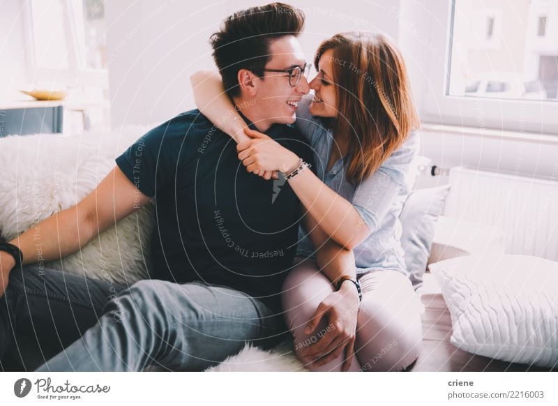 Nette junge erwachsene Paare, die Spaß zu Hause haben Freude Glück Erholung Freizeit & Hobby Wohnzimmer Frau Erwachsene Mann Jugendliche Küssen Lächeln Liebe