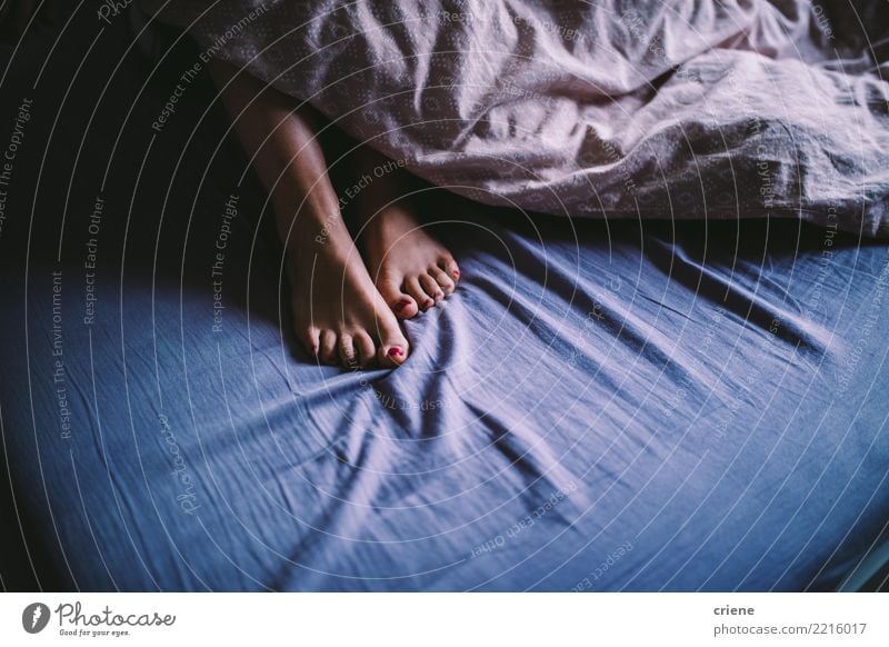 Nahaufnahme von den Füßen, die aus Decke im Bett heraus haften Glück Pediküre Nagellack Erholung Freizeit & Hobby Winter Haus Schlafzimmer feminin Frau