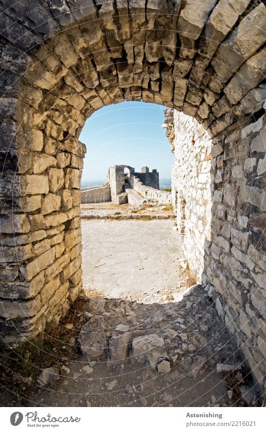 Berat Castle Umwelt Himmel Wolkenloser Himmel Horizont Sonne Sommer Wetter Schönes Wetter Wärme Albanien Burg oder Schloss Ruine Turm Tor Bauwerk Mauer Wand