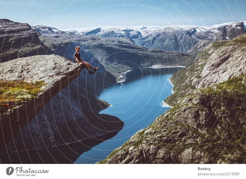 Wer nicht auf Berge steigt, kann nicht in die Ferne blicken II maskulin 1 Mensch Landschaft Felsen Berge u. Gebirge Gipfel Bucht Fjord See Norwegen