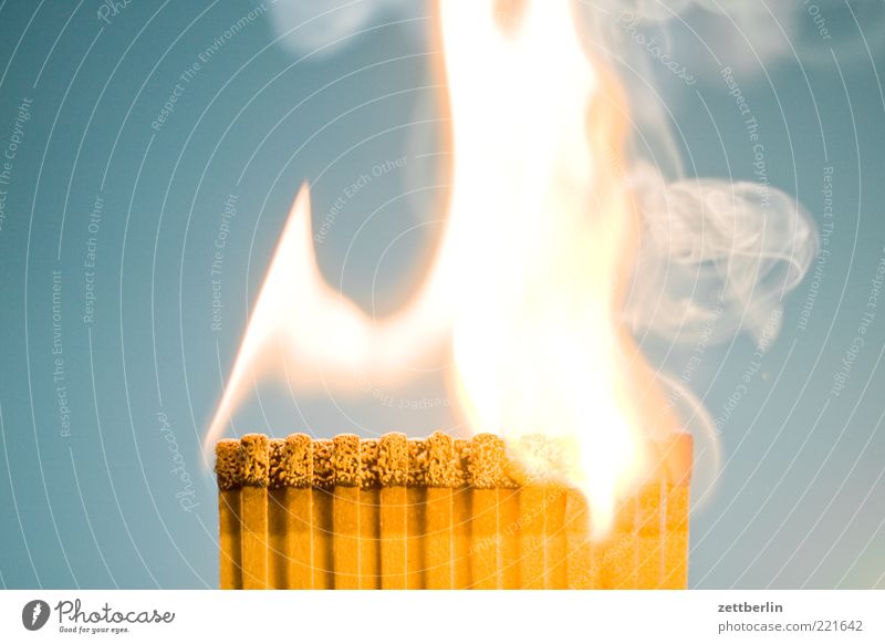 Feuer 6 Brand Streichholz Flamme brennen Pyrotechnik anzünden Innenaufnahme Rauch Abgas Rauchen bedrohlich gefährlich hell brennbar Hintergrund neutral