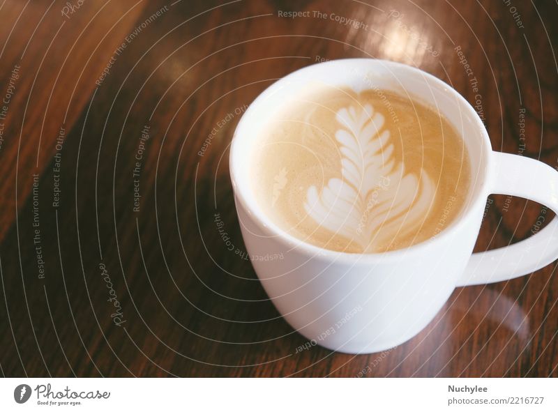 Tasse Latte oder Cappuccino-Kaffee auf Holztisch Frühstück Getränk Kakao Espresso Teller Löffel kaufen Design Tisch Kunst Liebe heiß retro braun weiß Instagramm