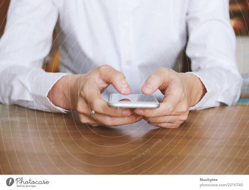 Nahaufnahme der Hände mit dem Smartphone Arbeit & Erwerbstätigkeit Büro Business Telefon Handy PDA Bildschirm Internet Frau Erwachsene Mann Medien berühren