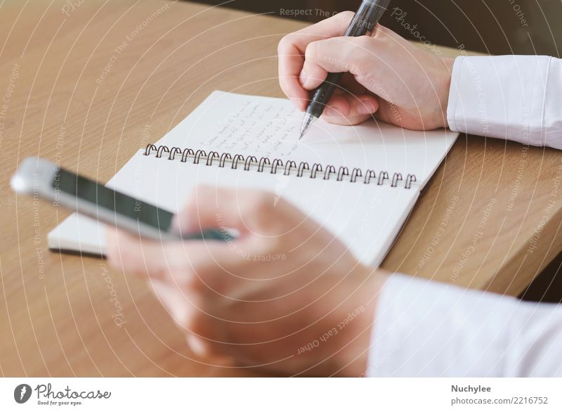Handschrift auf Notebook mit Smartphone verwenden Arbeit & Erwerbstätigkeit Büro Business Telefon Handy PDA Bildschirm Internet Frau Erwachsene Mann Medien