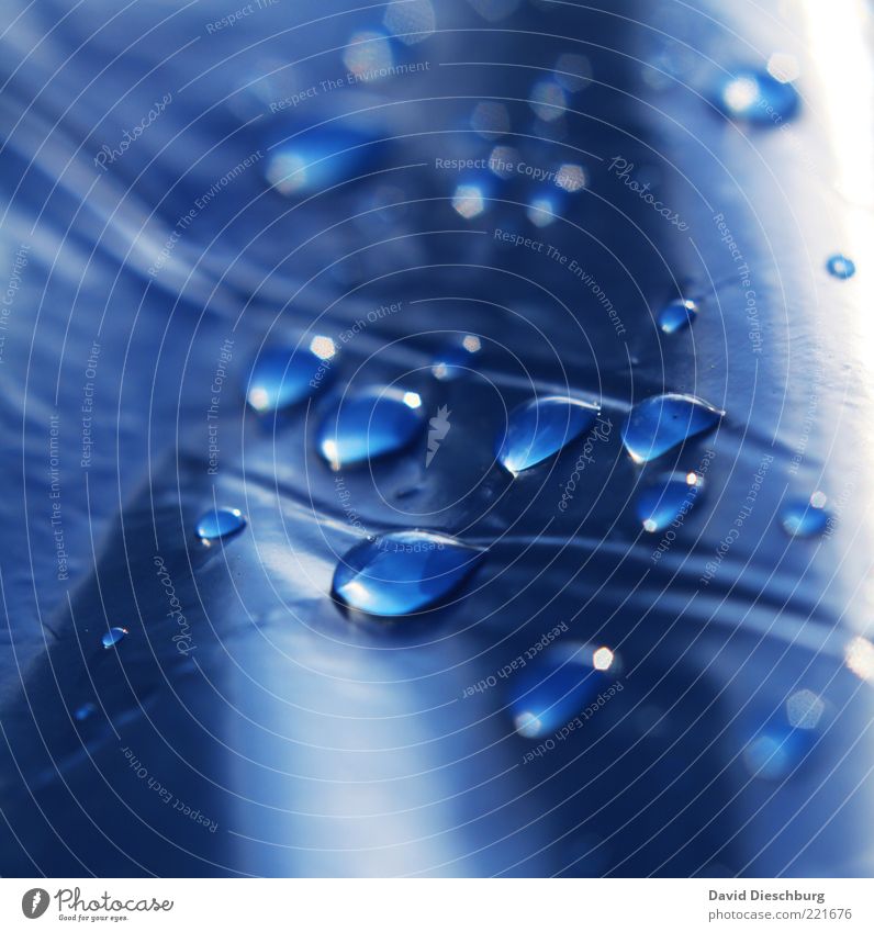 Blue pearls II Natur Wasser Wassertropfen blau glänzend Tropfen feucht nass Strukturen & Formen Abdeckung Kunststoff frisch wellig Wetterschutz wasserdicht