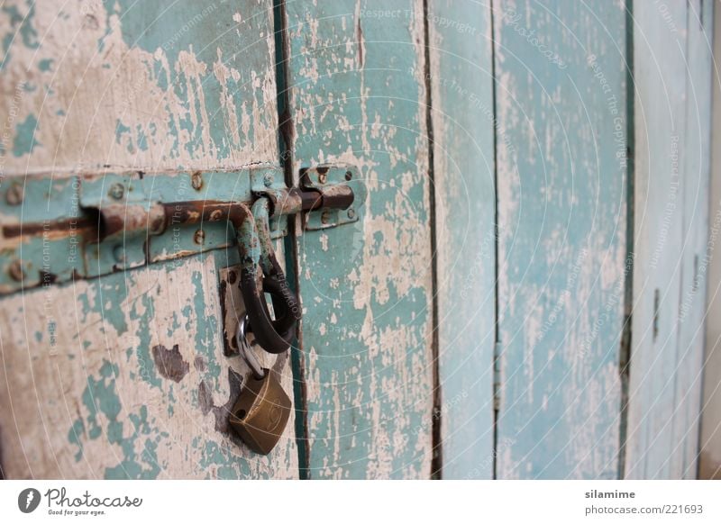 Nostalgiebolzen Holz Metall Stahl Schloss Schlüssel alt nah retro blau braun Sicherheit Schutz Einsamkeit Gefühle Vergangenheit Farbfoto Außenaufnahme