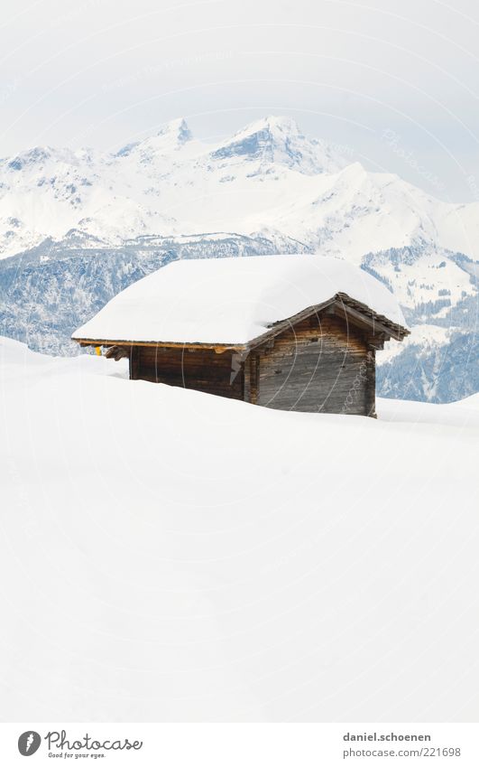 Hasliberg Winter Schnee Alpen Berge u. Gebirge Schneebedeckte Gipfel Hütte hell blau weiß Schweiz Gedeckte Farben Textfreiraum oben Textfreiraum unten High Key