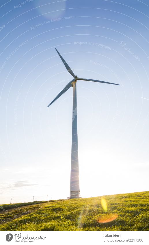 Windkraftanlage im Gegenlicht Erneuerbare Energie umweltfreundlich Natur Himmel Sonne Energiewirtschaft Ressource Verantwortung Zukunft Futurismus Elektrizität