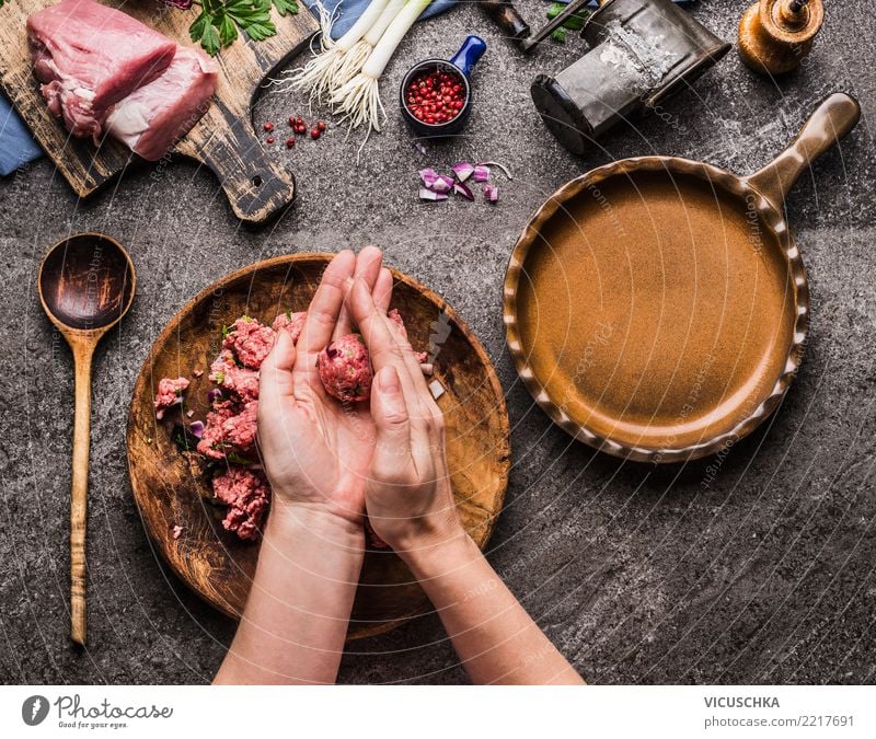 Weibliche Hände machen Fleischbällchen Lebensmittel Ernährung Mittagessen Abendessen Bioprodukte Teller Schalen & Schüsseln Pfanne Lifestyle Häusliches Leben