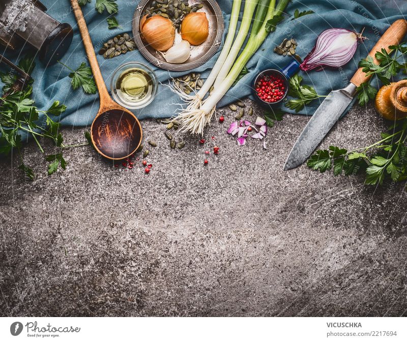 Kochlöffel mit Messer und Kochzutaten Lebensmittel Gemüse Salat Salatbeilage Suppe Eintopf Kräuter & Gewürze Öl Ernährung Bioprodukte Vegetarische Ernährung