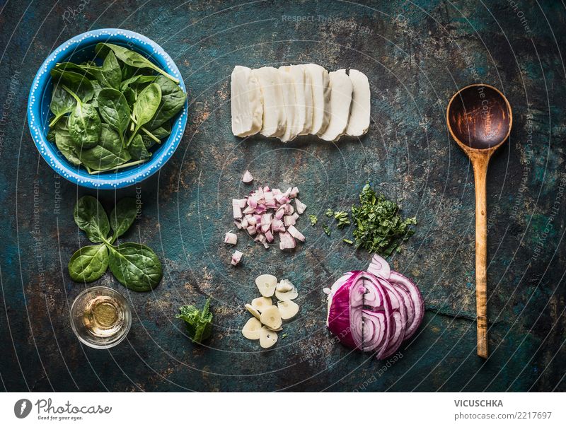 Vegetarische Zutaten für schmackhafte Gerichte Lebensmittel Käse Milcherzeugnisse Gemüse Salat Salatbeilage Kräuter & Gewürze Ernährung Bioprodukte