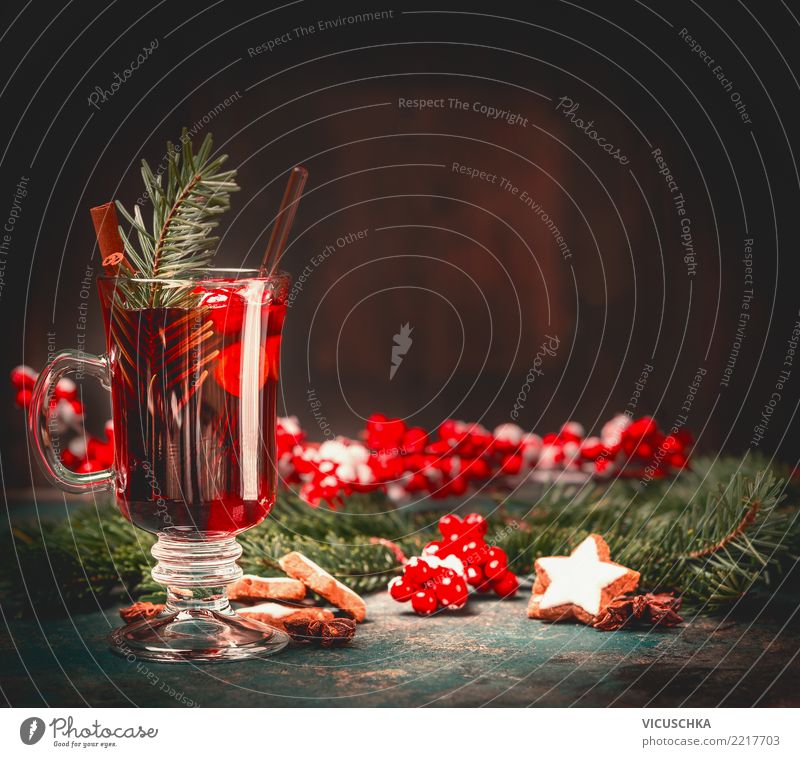 Glühweintasse auf rusticalem Tisch Getränk Heißgetränk Tasse Stil Design Häusliches Leben Feste & Feiern Weihnachten & Advent Tradition Plätzchen Glas Farbfoto