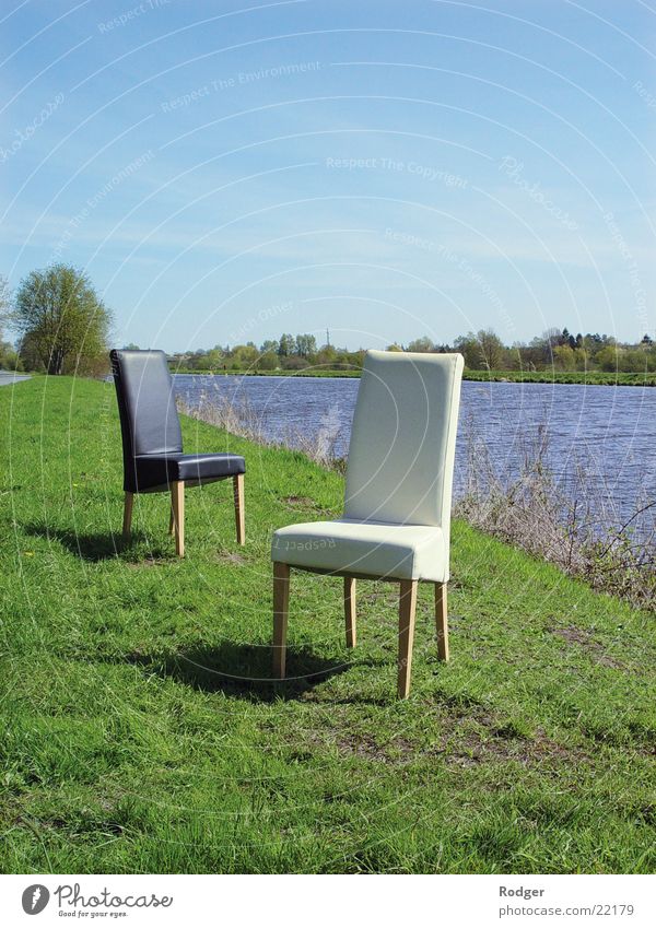 Dialog der Stühle Stuhl schwarz weiß Einsamkeit Fluss Wasser Landschaft Natur