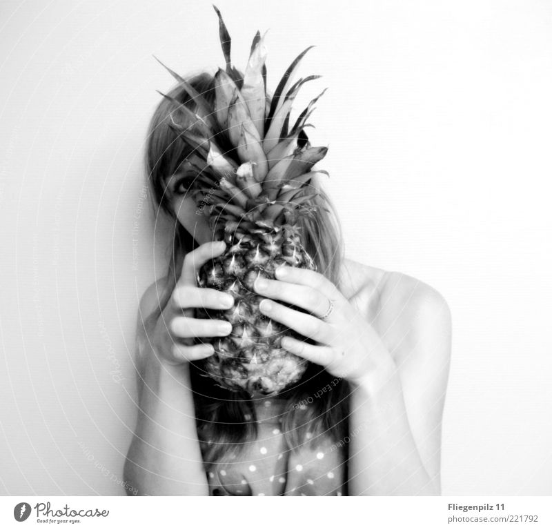 siehst du mich? feminin Junge Frau Jugendliche Kopf Haare & Frisuren 1 Mensch Stoff berühren schön stachelig Wachsamkeit Ananas Ananasblätter verstecken Hand