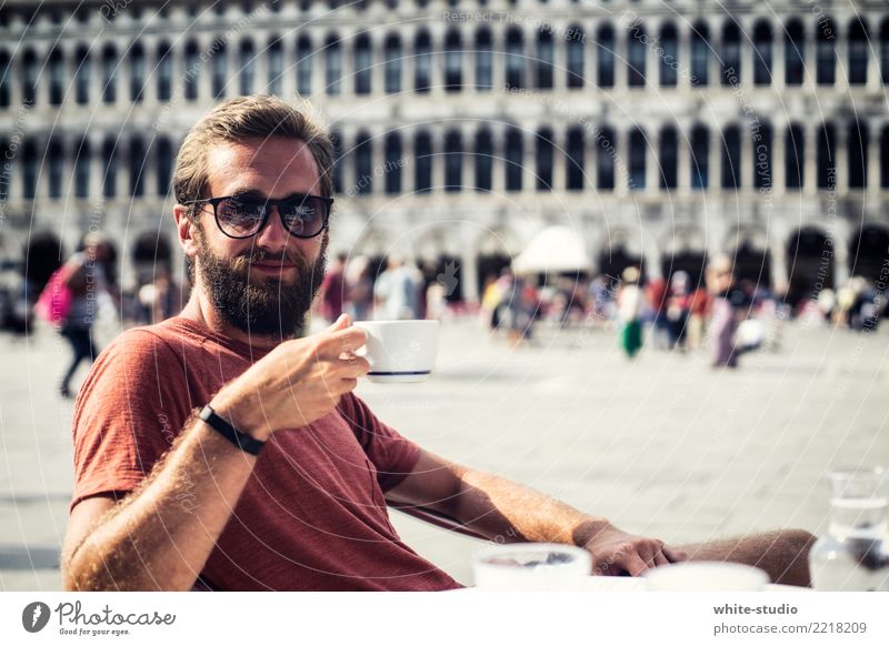 Genussmomente! Mann Erwachsene Erholung Stadt Glück Fröhlichkeit Zufriedenheit Lebensfreude selbstbewußt Coolness Venedig Markusplatz genießen Genusssucht