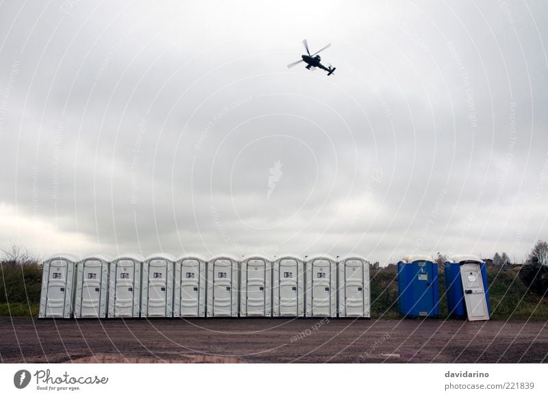 Apache überm Dixi Wolken Gewitterwolken Hubschrauber Farbfoto Außenaufnahme Tag Totale Menschenleer Hintergrund neutral Textfreiraum Mitte Reihe aufgereiht