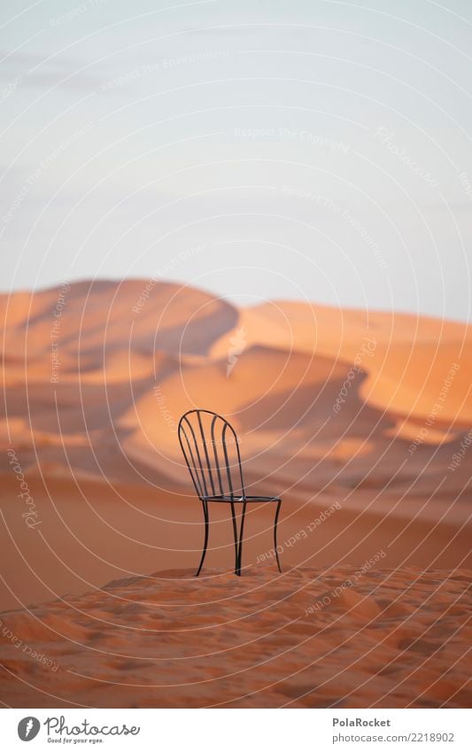 #A# Stuhl an Wüste Kunst ästhetisch Sand Düne Idylle zeitlos Surrealismus Farbfoto Gedeckte Farben Außenaufnahme Experiment abstrakt Menschenleer