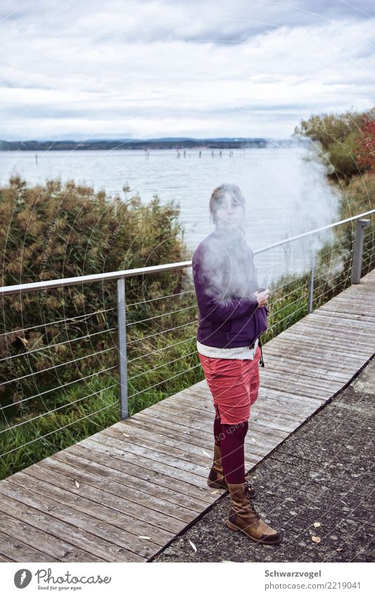 Hansine Dampf Rauchen Erholung Freiheit Sommer Mensch feminin Junge Frau Jugendliche 1 18-30 Jahre Erwachsene Klima Klimawandel Seeufer atmen stehen authentisch
