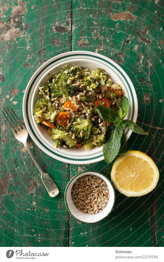 stay healthy Lebensmittel Gemüse Salat Salatbeilage Brokkoli Minze Minzeblatt Zitrone Möhre Sonnenblumenkern Ernährung Essen Bioprodukte Vegetarische Ernährung