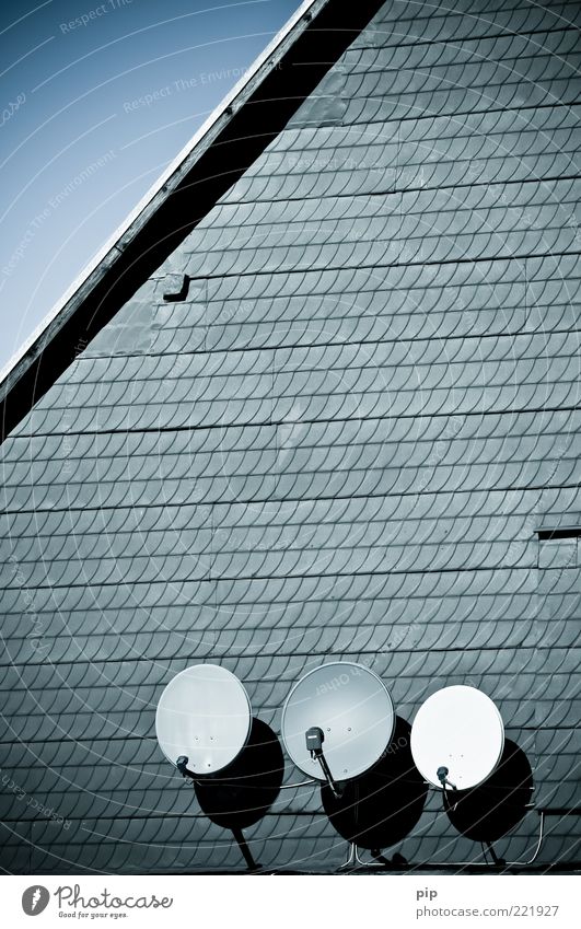 dreisat Kabel Antenne Satellitenantenne Fassade Dach Dachgiebel grau Nostalgie Entertainment Empfang Schiefer Fernsehempfang Himmel Haus rund 3 Farbfoto