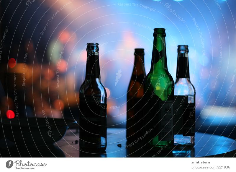 Flaschenlicht oder auch Flashlight Getränk Bier Nachtleben Club Disco Feste & Feiern Feierabend Veranstaltung blau mehrfarbig grün rot Alkoholsucht Frustration