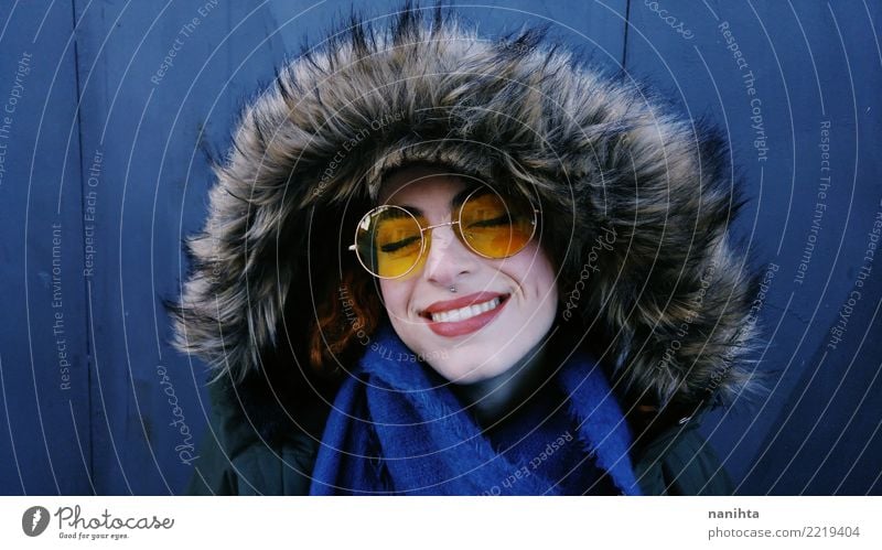Junge Frau, die einen Pelzmantel und gelbe Gläser trägt Lifestyle elegant Stil Design exotisch Freude schön Haut Gesicht Mensch feminin Jugendliche 1