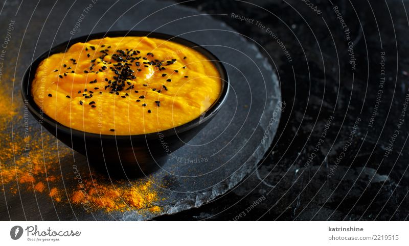 Frische Kürbissuppe in einer Schüssel auf einem dunklen Hintergrund Gemüse Suppe Eintopf Vegetarische Ernährung Schalen & Schüsseln Erntedankfest Halloween