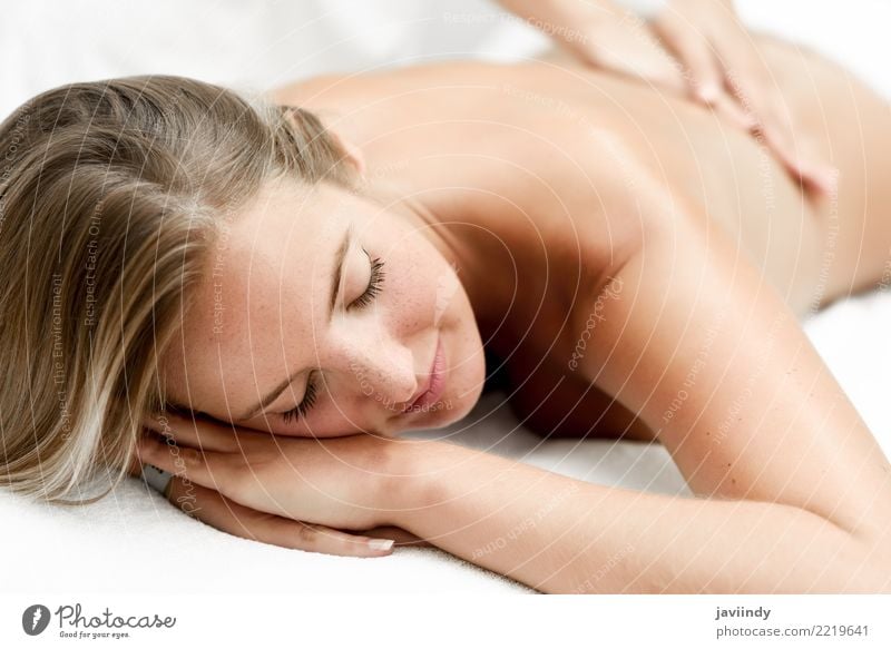 Junge blonde Frau, die Massage im Badekurortsalon hat. Lifestyle Glück schön Körper Haut Gesicht Gesundheitswesen Behandlung Wellness Erholung Spa Mensch