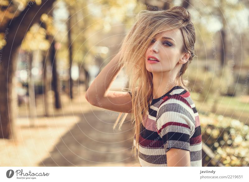 Junge blonde Frau, die ihr Haar in der Straße bewegt Lifestyle elegant Stil schön Haare & Frisuren Mensch Junge Frau Jugendliche Erwachsene 1 18-30 Jahre Herbst