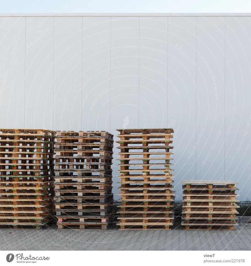 Stapel Arbeitsplatz Handel Güterverkehr & Logistik Fassade Verkehr Holz alt einfach hoch Ende Konkurrenz nachhaltig Ordnung Paletten Verpackung Lager Hof
