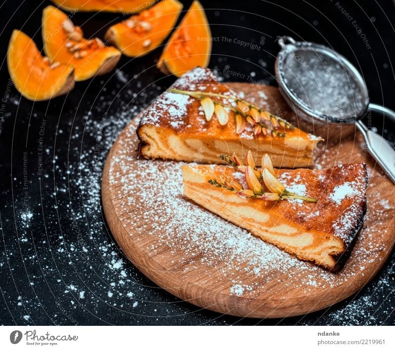 Stücke von Kürbiskuchen Gemüse Dessert Ernährung Abendessen Vegetarische Ernährung Tisch Erntedankfest Halloween Herbst Holz frisch lecker natürlich schwarz