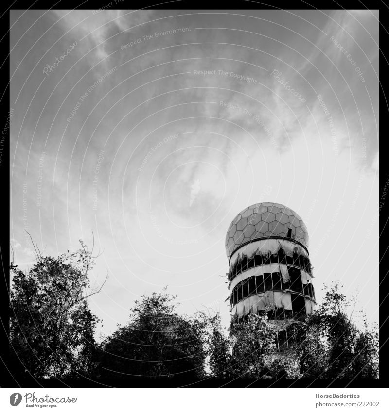 The Cold War Is Over Deutschland Stadtrand Menschenleer Ruine Bauwerk Architektur Radarstation Abhöranlage Kalter Krieg Schwarzweißfoto Außenaufnahme Tag