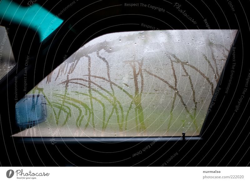 nicht mit dem Rad . . . Autofenster Rückspiegel Umwelt Wasser Wassertropfen Klima schlechtes Wetter Regen Verkehrsmittel Personenverkehr Autofahren dunkel nass