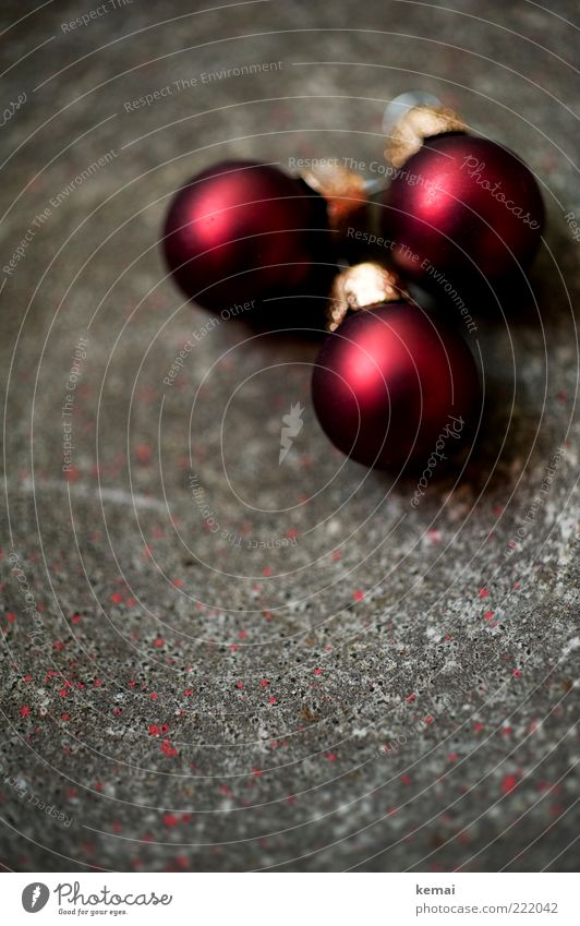Rote kleine Kügelchen Feste & Feiern Christbaumkugel Kugel Dekoration & Verzierung Baumschmuck Stein liegen grau rot edel zerbrechlich Farbfoto Gedeckte Farben