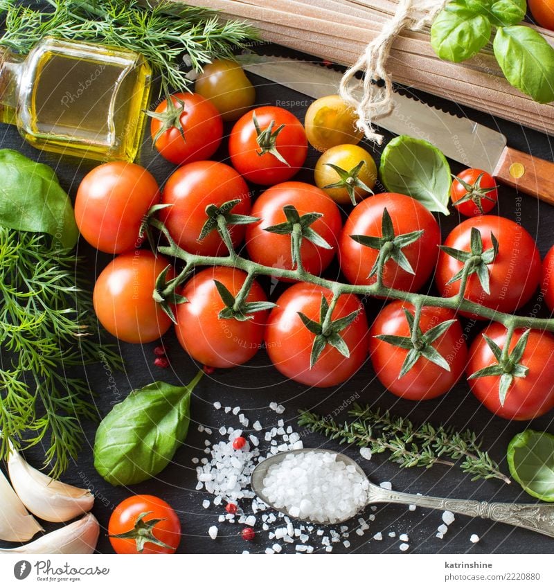 Italienische Küche ingridients Gemüse Kräuter & Gewürze Öl Vegetarische Ernährung Diät Flasche Löffel Tisch Blatt dunkel frisch hell grün rot Lebensmittel