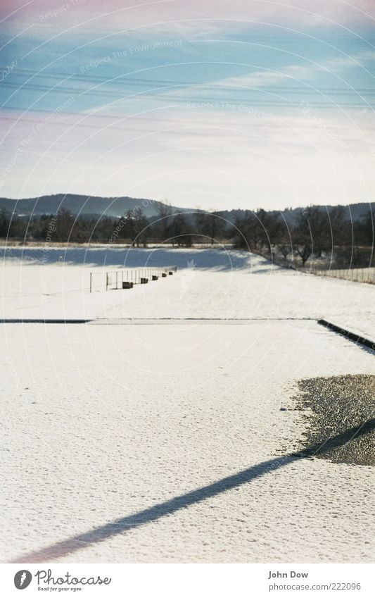 frisch gepudert Freiheit Landschaft Winter Eis Frost Schnee Sträucher Ferne Idylle Natur ruhig Neuschnee Schatten Sportplatz Unendlichkeit Asphalt Himmel