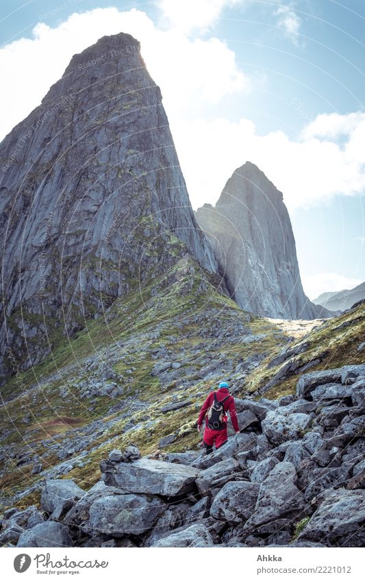 Wanderer an einem Geröllhang, gewaltige Gipfel, Lofoten Ferien & Urlaub & Reisen Junger Mann Jugendliche Urelemente Himmel Felsen Norwegen Stein fantastisch