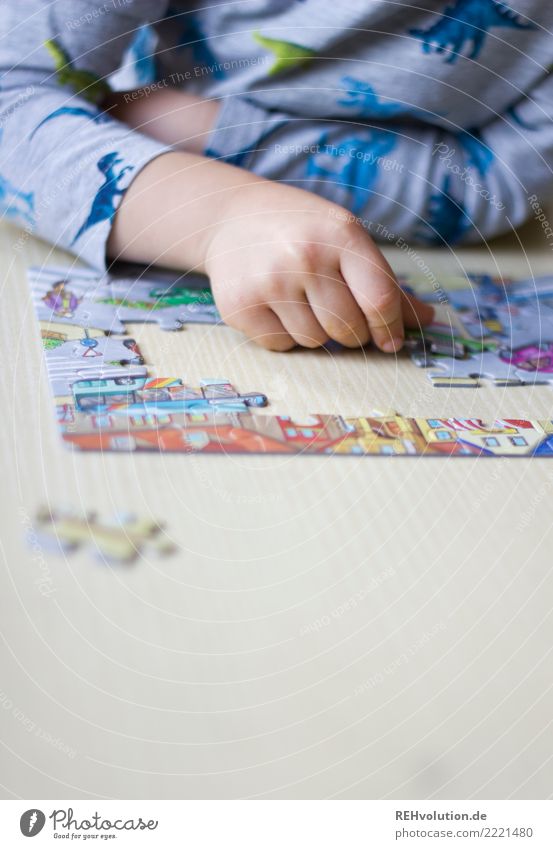 puzzeln Freizeit & Hobby Spielen Tisch Mensch Kind Hand 1 3-8 Jahre Kindheit Erfolg natürlich fleißig diszipliniert Ausdauer Ordnungsliebe Freude Langeweile