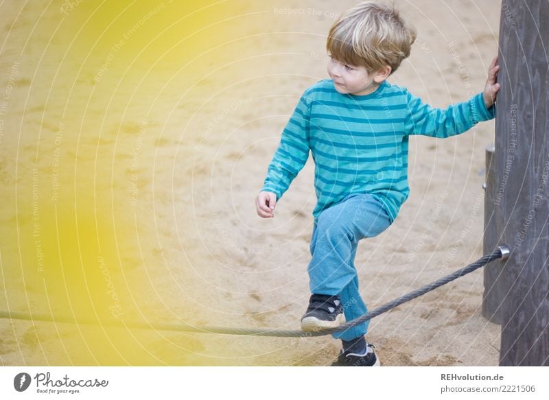 kind auf dem spielplatz Freizeit & Hobby Spielen Kind Junge 1 Mensch 3-8 Jahre Kindheit Spielplatz Sand Bewegung authentisch klein gelb türkis Freude