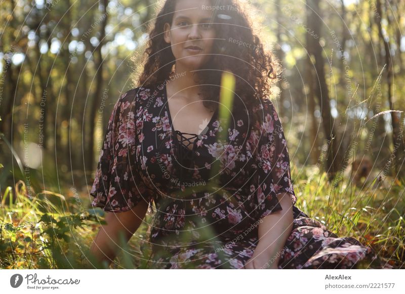 Portrait einer großen, schönen Frau mit langen, dunklen, lockigen Haaren im Wald Wellness Wohlgefühl Junge Frau Jugendliche 18-30 Jahre Erwachsene Natur Sommer