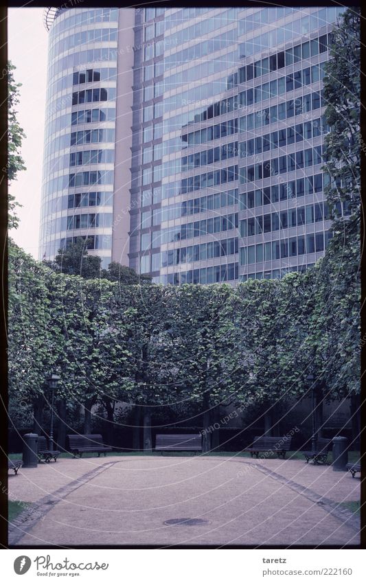 Brüsseler Pausenraum Park Stadt Menschenleer Hochhaus Fassade eckig groß modern ästhetisch Parkbank Farbfoto Außenaufnahme Textfreiraum oben Tag