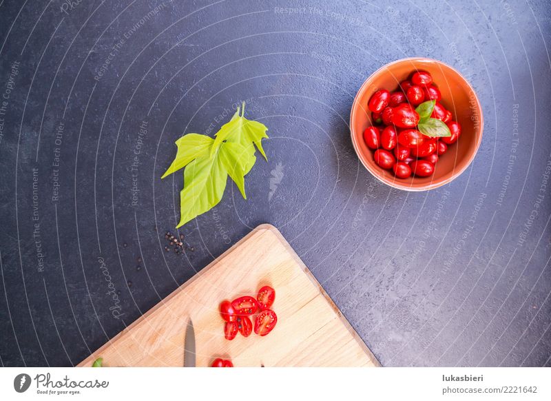 Cherrytomaten mit Schneidebrett Gemüse Kräuter & Gewürze Aperitif Schalen & Schüsseln Tomate cherry nah Basilikum schnittbrett aufgeschnitten frisch Blatt