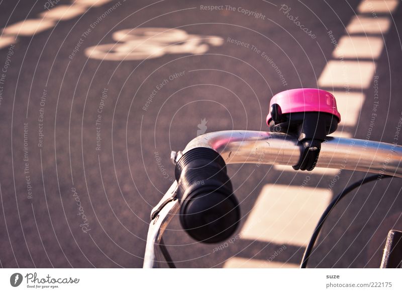 Großes Mädchen Fahrrad Verkehr Verkehrsmittel Straßenverkehr Schilder & Markierungen rosa Fahrradweg Fahrradklingel Fahrradlenker Fahrradbremse Signal